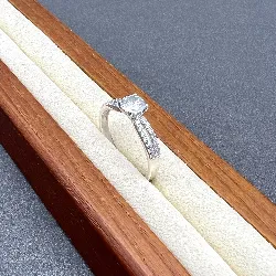 bague solitaire en argent centrée d'un oxydes argent 925 millième (22 ct) 1,73g