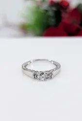 bague solitaire en or blanc centrée d'un diamant d'environ 0,25ct épaulé de 4 lignes de petits diamants or 750 millième (18 ct) 3,