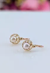 boucle d'oreilles dormeuse en or jaune chacune ornée d'une perle de culture or 750 millième (18 ct) 0,93g