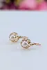 boucle d'oreilles dormeuse en or jaune chacune ornée d'une perle de culture or 750 millième (18 ct) 0,93g