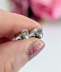 boucle d'oreilles puces en or blanc chacune ornée d'un diamant d'environ 0,10ct or 750 millième (18 ct) 1,22g