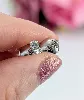 boucle d'oreilles puces en or blanc chacune ornée d'un diamant d'environ 0,10ct or 750 millième (18 ct) 1,22g
