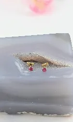 boucles d'oreilles chacune ornée d'un rubis or 750 millième (18 ct) 0,38g