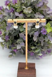 boucles d'oreilles chacune ornée d'un saphir et d'une demie perle de culture or 750 millième (18 ct) 2,22g