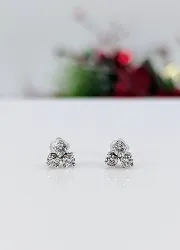 boucles d'oreilles chacune ornée de 3 diamants d'envrion 0,42ct au total or 750 millième (18 ct) 0,99g
