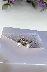 boucles d'oreilles chacune sertie d'un diamant d'environ 0,05ct or 750 millième (18 ct) 1,34g