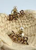 boucles d'oreilles dior tribales perles et cristaux multicolores, motif dior