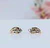 boucles d'oreilles en 2 ors chacune sertie de 2 petits diamants or 750 millième (18 ct) 1,9g