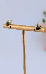 boucles d'oreilles forme papillon chacune sertie d'une émeraude et un petit diamant or 750 millième (18 ct) 1,05g