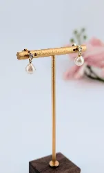 boucles d'oreilles or chacune ornée d'une perle de culture pendante surmontée d'un petit diamant or 750 millième (18 ct) 2,66g