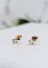 boucles d'oreilles puces chacune sertie d'un diamant d'environ 0,20ct or 750 millième (18 ct) 0,59g