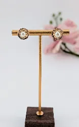 boucles d'oreilles puces motifs rayonnants en or chacune centrée d'une perle de culture or 750 millième (18 ct) 2,76g