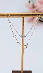 bracelet fine en or orné d'un motif en 2 ors centré d'un diamant or 750 millième (18 ct) 0,91g