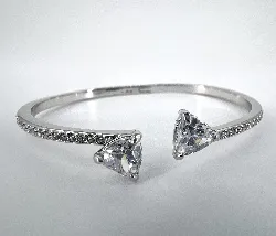 bracelet swarovski mesmera ouvert et articulé orné de cristaux en forme de coeur à chaque extrémité