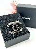 broche chanel cc en métal gris et noir avec des strass