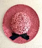chapeau en paille chanel couleur rose saumon avec ruban noir