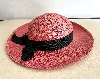 chapeau en paille chanel couleur rose saumon avec ruban noir