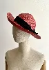 chapeau en paille chanel couleur rose saumon avec ruban noir