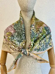 foulard/ carré 90 hermès voyage à sintra en soie dans les tons rosés