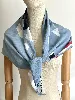 foulard / carré yves saint laurent l'hiver en soie fond bleu