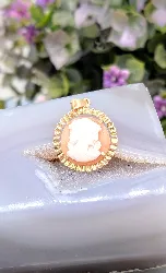 pendentif camée rond profile femme or 750 millième (18 ct) 1,84g