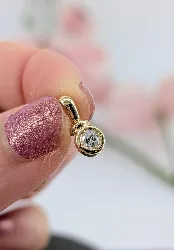 pendentif or orné d'un diamant d'environ 0,15ct en serti clos or 750 millième (18 ct) 0,81g