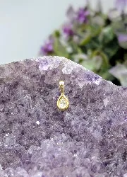 pendentif orné d'un diamant forme poire d'environ 0,04ct  or 750 millième (18 ct) 0,47g