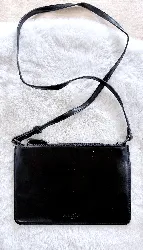 pochette bandoulière alaia en cuir vegan noir et intérieur beige rosé