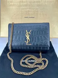 sac à chaîne yves saint laurent kate en cuir noir embossé crocodile, édition spéciale noël 2023
