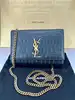 sac à chaîne yves saint laurent kate en cuir noir embossé crocodile, édition spéciale noël 2023