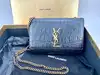 sac à chaîne yves saint laurent kate en cuir noir embossé crocodile, édition spéciale noël 2023