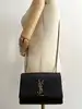 sac à chaîne yves saint laurent kate en cuir noir embossé crocodile, édition spéciale noël 2023