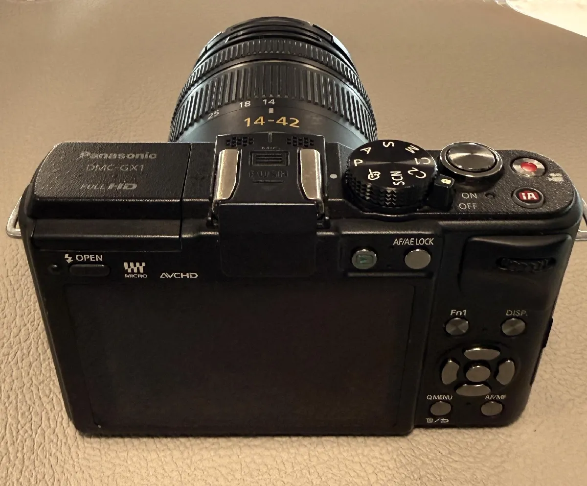 APPAREIL PHOTO NUMÉRIQUE sans miroir Panasonic LUMIX DMC-GF2 G f/2,5/14