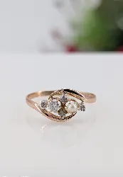 bague ancienne en or rose centrée d'un diamant taille brillant et une demie perle et 4 petits diamants taille rose or 750 millième