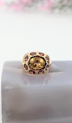 bague bandeau centrée d'une citrine entourée des pierres de grenat or 750 millième (18 ct) 11,60g