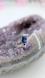 bague centrée d'un saphir entourée de petits diamants  or 750 millième (18 ct) 2,61g