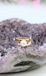 bague centrée d'une perle de culture blanche épaulée de 2 petits rubis or 750 millième (18 ct) 3,42g