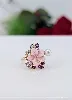 bague cocktail en or rose ornée d'une fleur en corail teinté rose entourée d'une perle de culture, des pierres de couleur et 2 pet