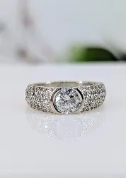 bague en 2 ors centrée d'un diamant d'environ 1ct dans une pavage de petits diamants or 750 millième (18 ct) 9,20g