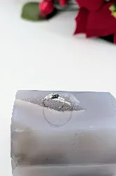 bague en or blanc centrée d'un saphir forme navette épaulé de 2 petits diamants or 750 millième (18 ct) 1,07g