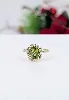 bague en orcentrée d'un péridot entouré de 20 petits diamants or 585 millième (14 ct) 2,79g