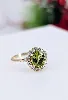 bague en orcentrée d'un péridot entouré de 20 petits diamants or 585 millième (14 ct) 2,79g