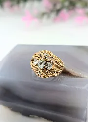 bague or ajourée centrée d'un diamant d'environ 0,50ct (manque) épaulé de 2 diamants de 0,25ct chacun or 750 millième (18 ct) 8,50