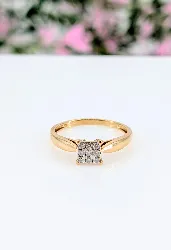 bague or centrée d'un motif serti de 9 diamants d'environ 0,18ct or 750 millième (18 ct) 2,39g