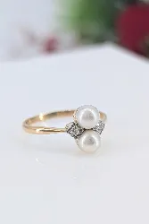 bague or ornée de deux perles de culture épaulées de deux diamants taille ancienne or 750 millième (18 ct) 2,55g