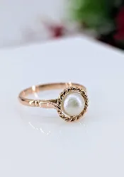bague or rose centrée d'une perle synthétique or 750 millième (18 ct) 2,71g