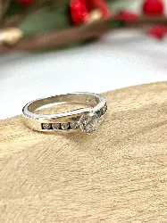 bague solitaire centrée d'un oxyde épaulé de 2 lignes de petits oxydes argent 925 millième (22 ct) 2,54g