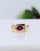 bague tank centrée d'un rubis ovale épaulé de 4 petits diamants or 750 millième (18 ct) 4,62g