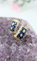 boucles d'oreilles demi-créoles large serties de 6 saphirs et 8 petits diamants or 750 millième (18 ct) 4,96g