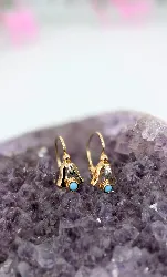 boucles d'oreilles dormeuses forme cloche chacune sertie d'une turquoise or 750 millième (18 ct) 1,09g